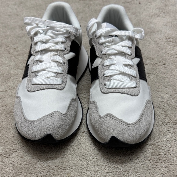 New Balance White and Black Athletic Shoes - Picture 6 of 6